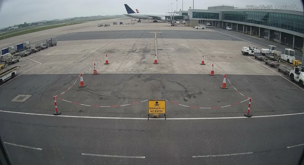 Exclusion zone (apron): No motion. No alert — apron exclusion zone marked and clear, nobody near it.